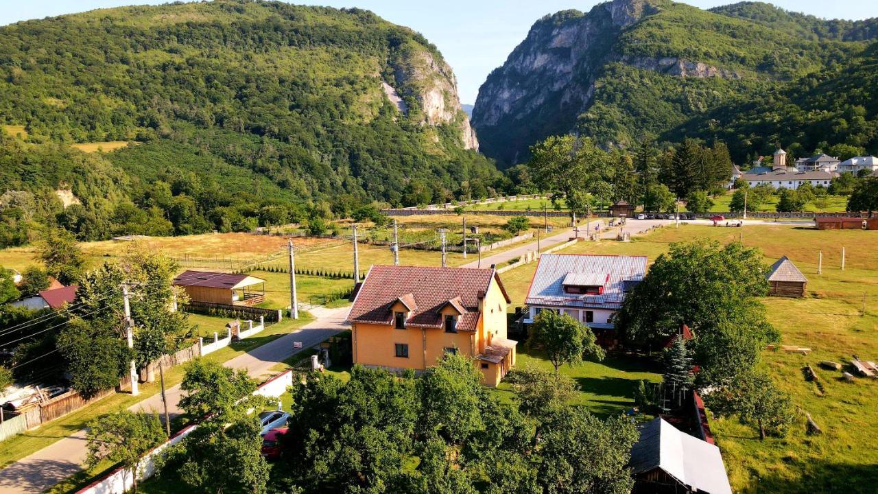 Pensiunea Miraj Polovragi Extérieur photo
